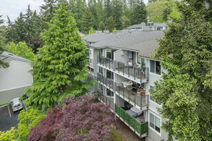 Woodlake Apartments in Mercer Island, WA - Foto de edificio - Building Photo