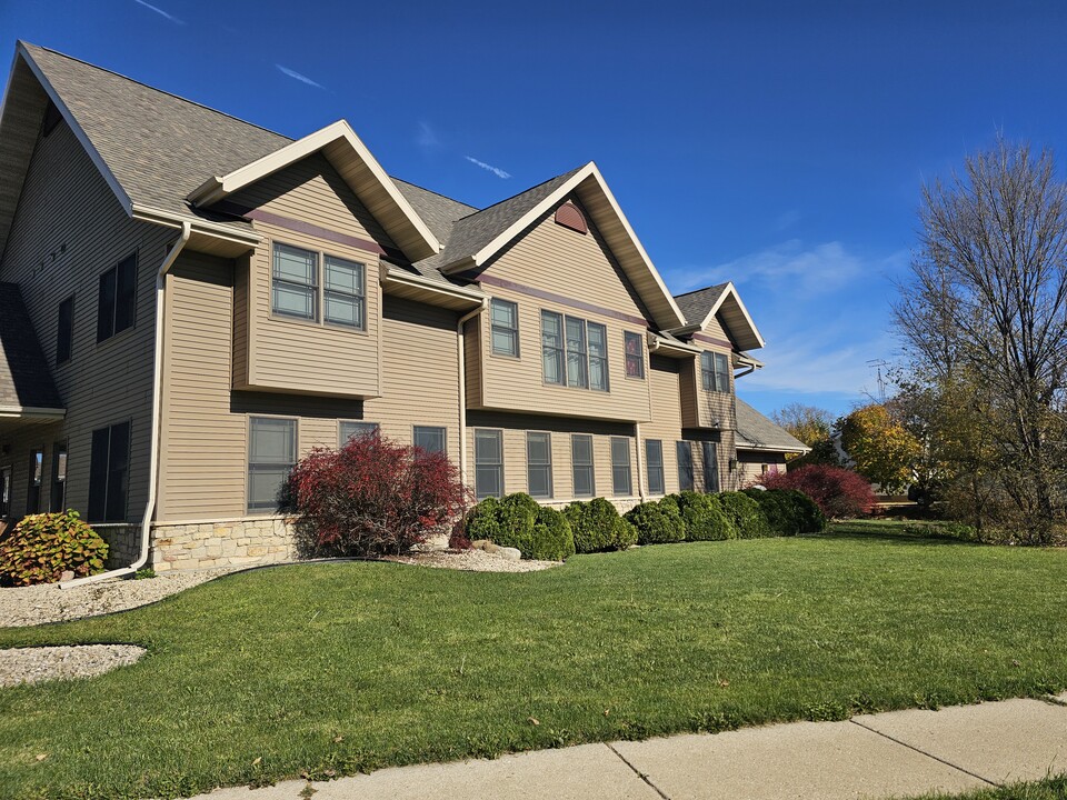 1211 Hamilton St, Unit #1 in Stoughton, WI - Foto de edificio