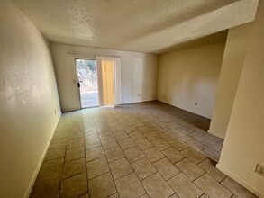 410 Marshall Rd-Unit -Unit A in Vacaville, CA - Foto de edificio - Building Photo