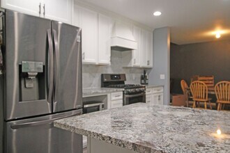 4136 Kings Dr in Minnetonka, MN - Building Photo - Building Photo