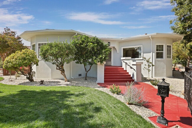 301 W Walnut St in Stockton, CA - Foto de edificio - Building Photo