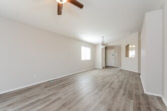 10381 E Roywood Way in Tucson, AZ - Foto de edificio - Building Photo