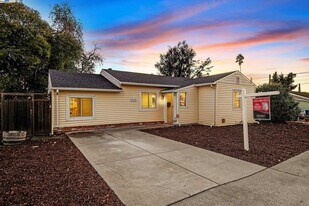 2438 Upland Dr in Concord, CA - Building Photo