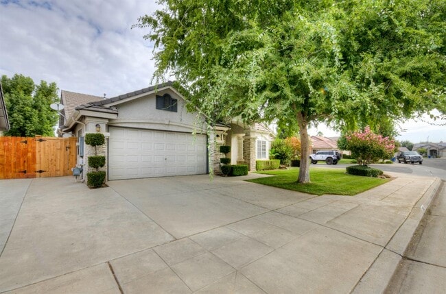 2898 E Pryor Dr in Fresno, CA - Building Photo - Building Photo