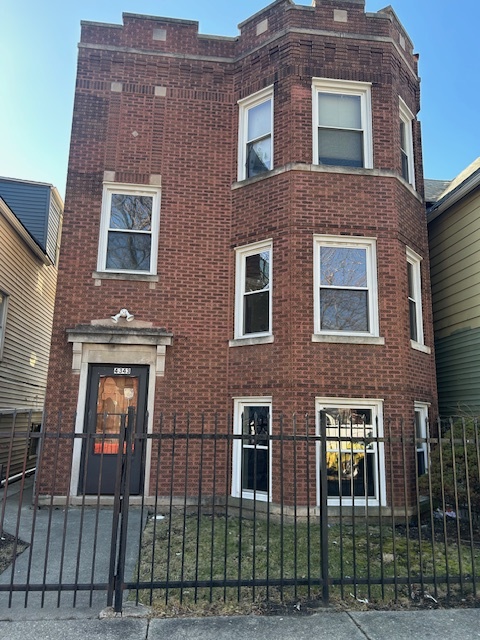 4343 W Crystal St, Unit 2nd floor in Chicago, IL - Building Photo