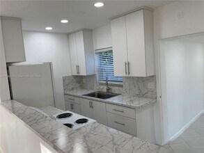 1501 NE 173rd St in North Miami Beach, FL - Foto de edificio - Building Photo