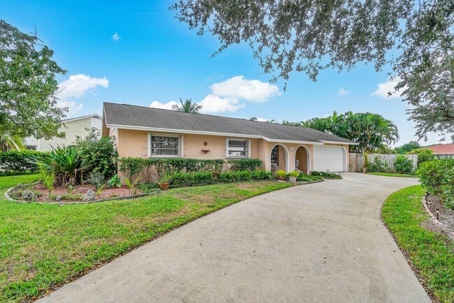 1263 Essex Dr in Wellington, FL - Building Photo - Building Photo