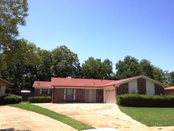 property at 2512 La Vonne Cir