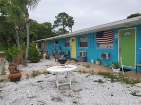 2021 Pennsylvania Ave, Unit 5 in Englewood, FL - Building Photo