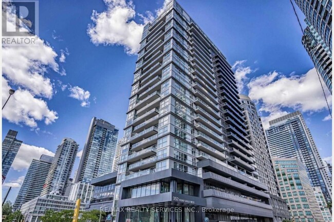 352-2352 Front St W