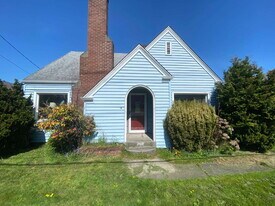 1421 Lakeway Dr in Bellingham, WA - Building Photo