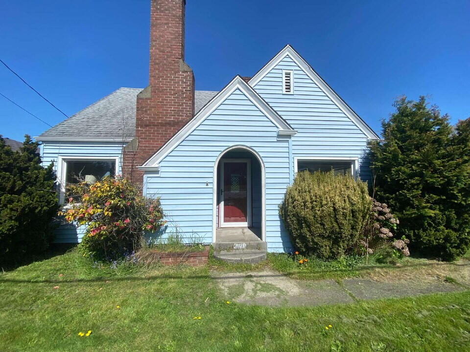 1421 Lakeway Dr in Bellingham, WA - Building Photo