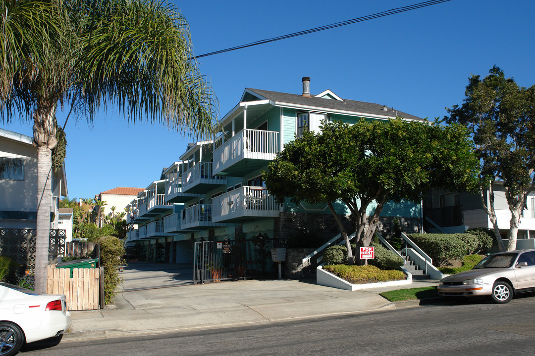 166-178 Walnut Ave in Carlsbad, CA - Building Photo