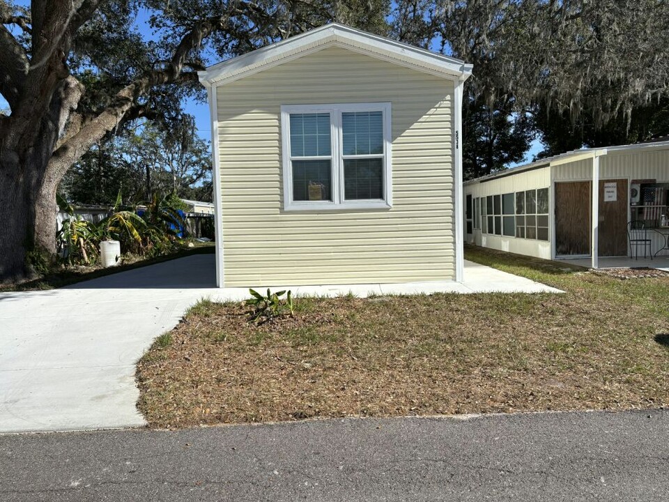 5538 Laura St in Zephyrhills, FL - Foto de edificio