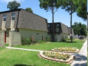 Pines I & II in Gretna, LA - Foto de edificio - Building Photo