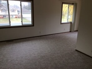 1460 Meadow Ln in Maple Plain, MN - Foto de edificio - Building Photo