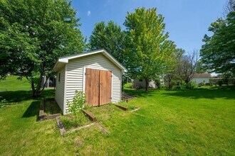 1281 Applewood Way in Shakopee, MN - Foto de edificio - Building Photo
