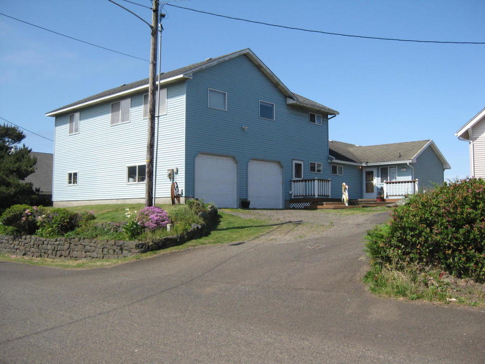 259 S Pacific St in Rockaway Beach, OR - Building Photo