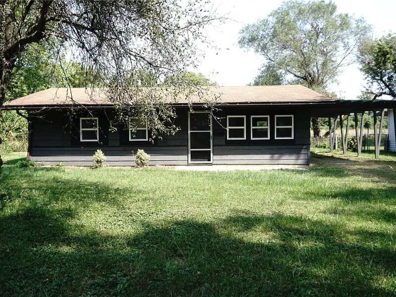 28 E Adams Dr in Sauget, IL - Building Photo