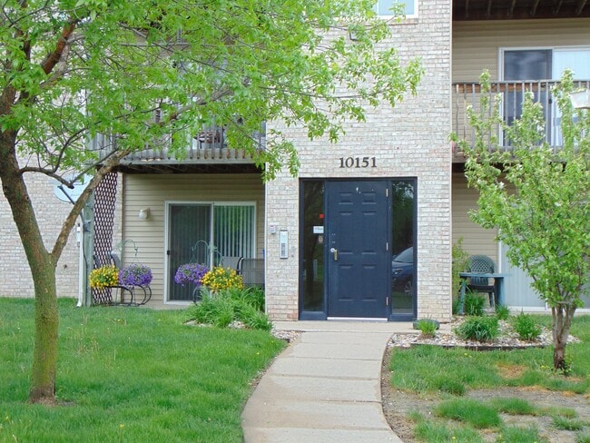 10151 Sutton Dr in Urbandale, IA - Building Photo - Building Photo