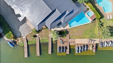 104 Cove E in Horseshoe Bay, TX - Foto de edificio - Building Photo
