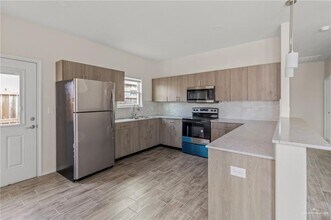 10 N Hester St in Edinburg, TX - Building Photo - Building Photo