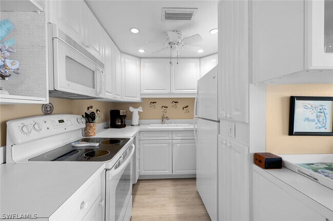 140 Seaview Ct in Marco Island, FL - Foto de edificio - Building Photo