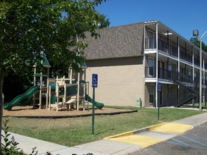 Spanish Arms in Baton Rouge, LA - Foto de edificio - Building Photo