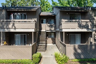 Shasta Terrace in Vacaville, CA - Foto de edificio - Building Photo