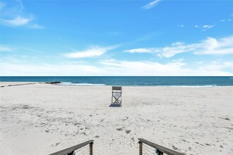 585 Dune Rd in Southampton, NY - Building Photo - Building Photo