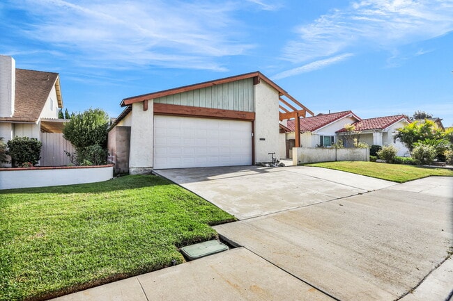 11640 Cozumel St in Cypress, CA - Building Photo - Building Photo