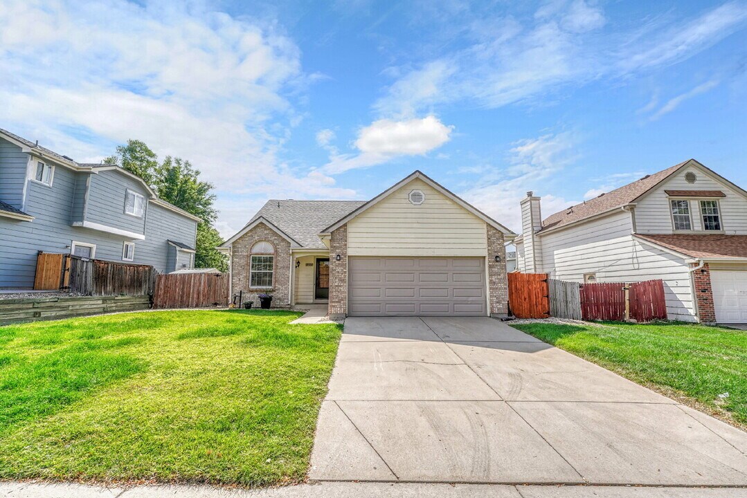 19572 E 46th Ave in Denver, CO - Building Photo