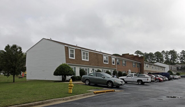 TANGLEWOOD APARTMENTS in Petersburg, VA - Foto de edificio - Building Photo