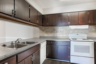 Shadowood Apartments in Warner Robins, GA - Building Photo - Interior Photo