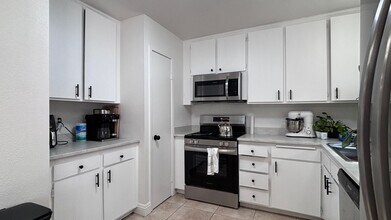 2318 El Molino Cir in Las Vegas, NV - Building Photo - Building Photo