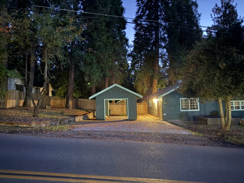 5542 Gilmore Rd in Pollock Pines, CA - Building Photo