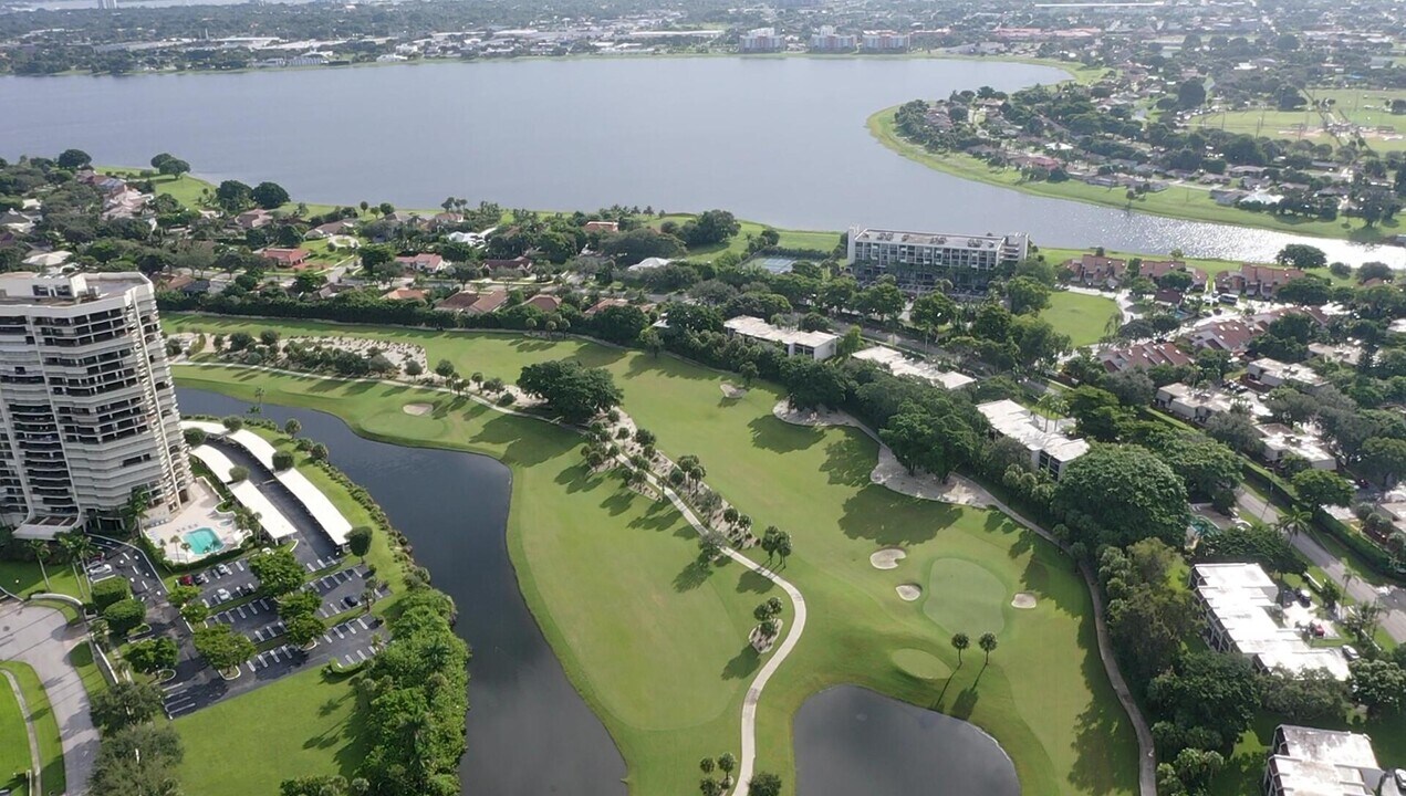 1739 Embassy Dr in West Palm Beach, FL - Building Photo