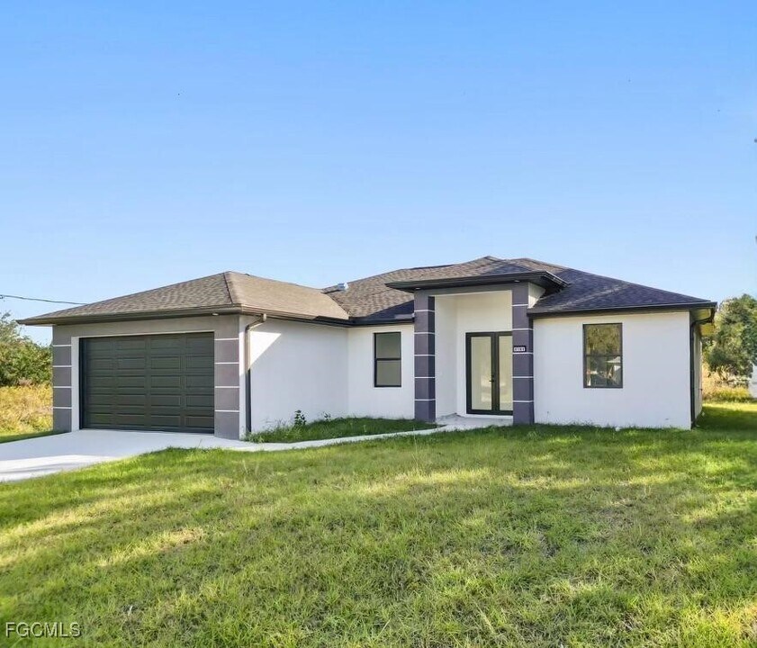 3204 72nd St W in Lehigh Acres, FL - Building Photo