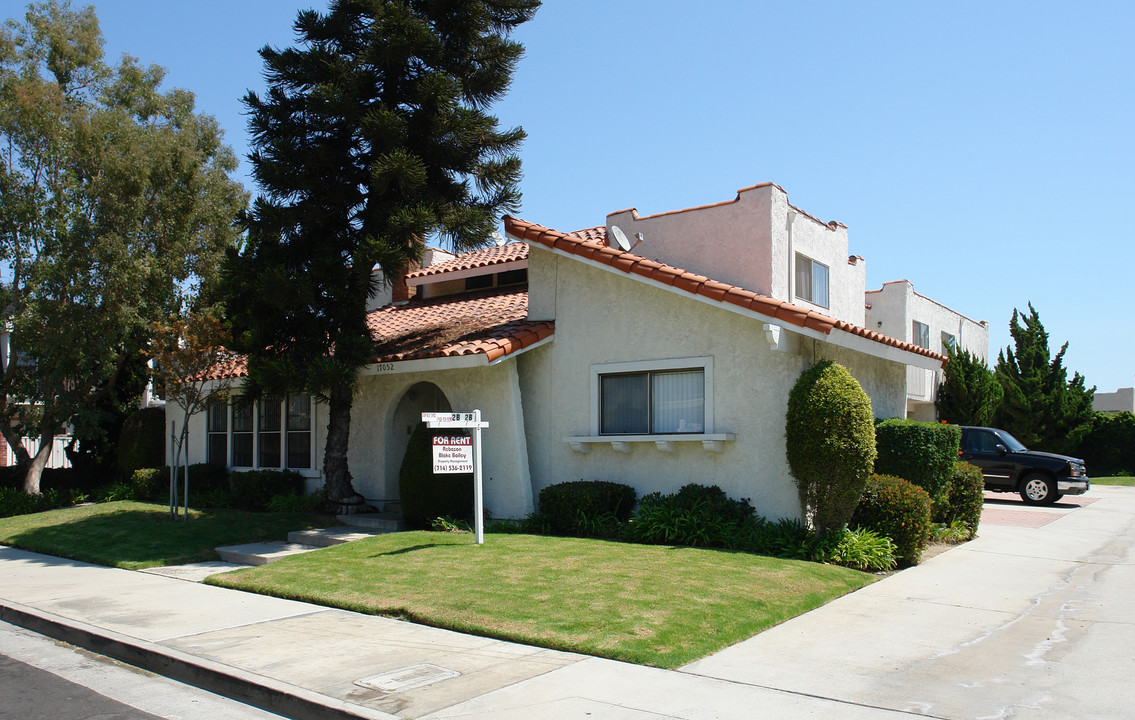 17052 Leslie Ln in Huntington Beach, CA - Building Photo