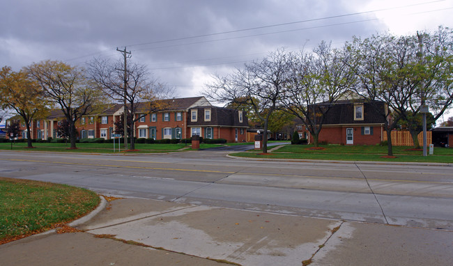 Sutton Place East in Warren, MI - Building Photo - Building Photo