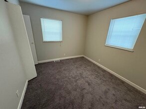 6411 N Randwick Rd in Peoria, IL - Building Photo - Building Photo