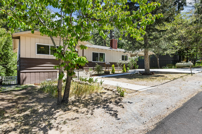 54700 S Circle Dr in Idyllwild, CA - Building Photo - Building Photo