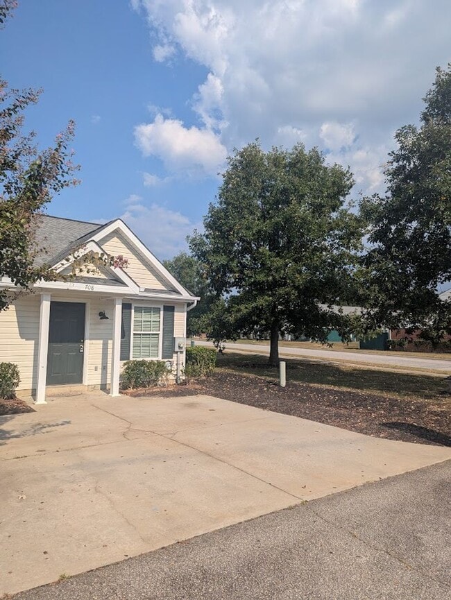 708 Creekside Dr