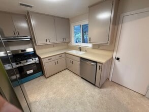 701 Poinsettia Ave in San Mateo, CA - Building Photo - Building Photo