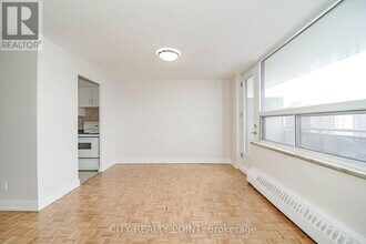 6200 Bathurst St in Toronto, ON - Building Photo - Building Photo