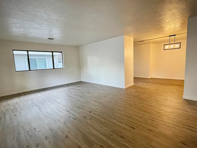 325 SE M St in Grants Pass, OR - Foto de edificio - Building Photo