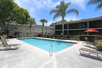 Waterchase Apartments in Largo, FL - Foto de edificio - Building Photo