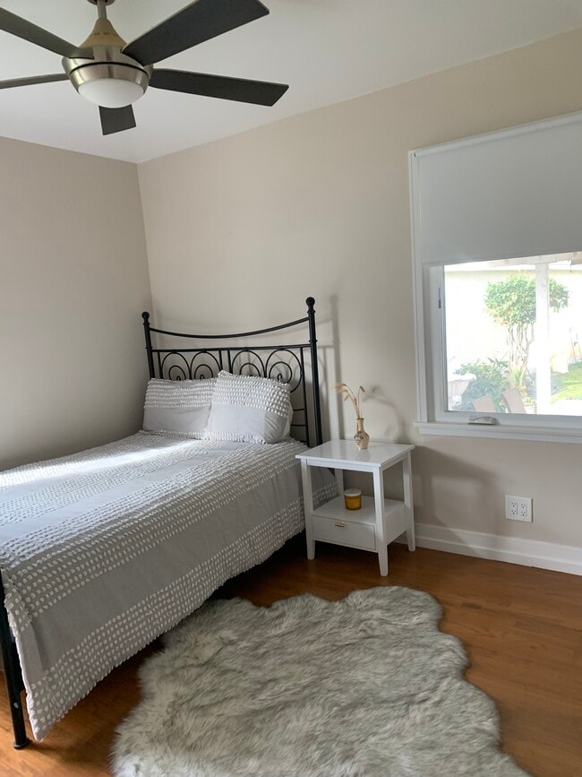 467 E 44th Cir in Long Beach, CA - Foto de edificio - Building Photo