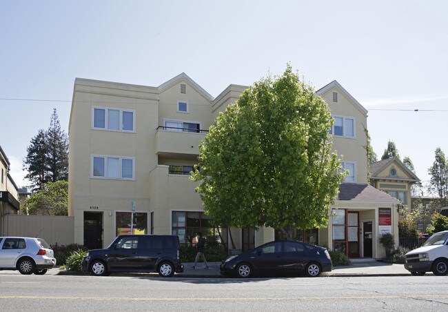 6522 Telegraph Ave in Oakland, CA - Foto de edificio - Building Photo