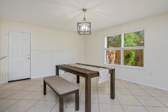5134 Lake Dr in Crestview, FL - Foto de edificio - Building Photo